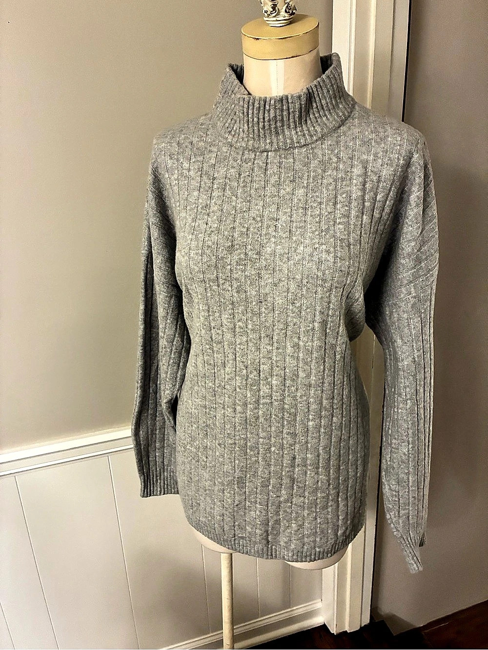 Eddie Bauer Ribbed Turtleneck Sweater in Gray XL Like New
